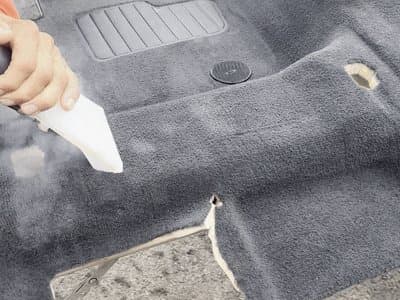 Sanificazione a vapore secco ad alta temperatura sui sedili dell'auto Sanificazione a vapore secco ad alta temperatura sui sedili dell'auto