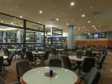 Pulizia professionale di moquette e tappeti d'ingresso di una sala aperta al pubblico Pulizia professionale di moquette e tappeti d'ingresso di una sala aperta al pubblico