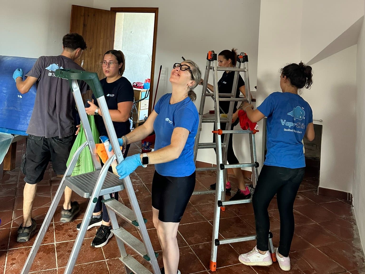 Squadra CleanChic by VaporChic durante la pulizia straordinaria di un appartamento e di un locale commerciale a Siracusa Squadra CleanChic by VaporChic durante la pulizia straordinaria di un appartamento e di un locale commerciale a Siracusa